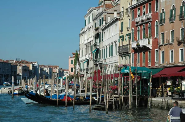 Gyönyörű széles kép gondolák a test egy csatorna körülvett épületek Velence, Olaszország — Stock Fotó