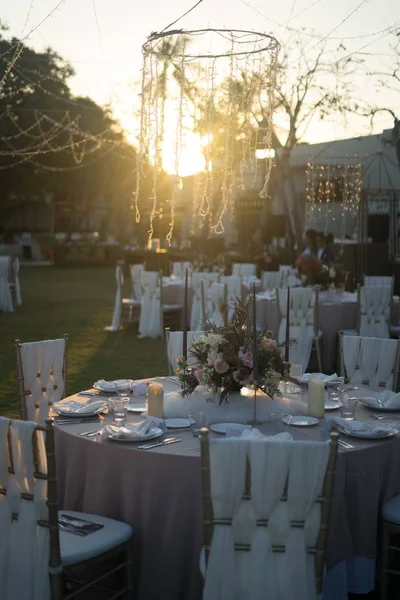 婚宴用鲜花和蜡烛装饰的漂亮餐桌布置 — 图库照片