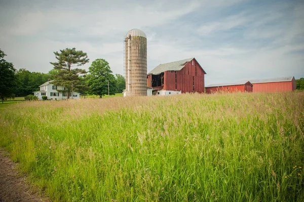 Bella vecchia stalla con un lattaio in un campo di zone rurali della Pennsylvania — Foto Stock