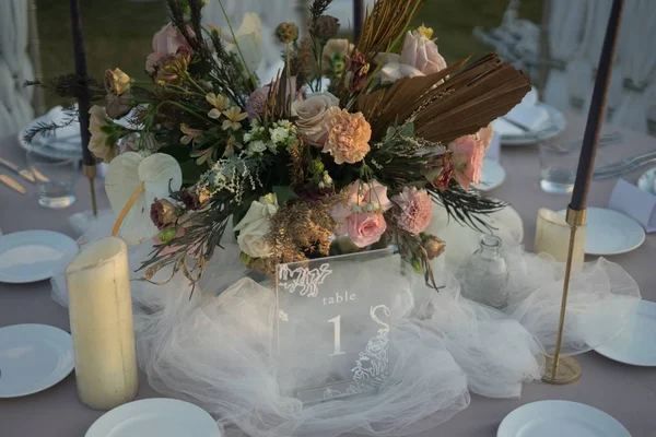아름다운 꽃다발 과 결혼 식탁보 장식을 위한 화려 한 꽃들 — 스톡 사진