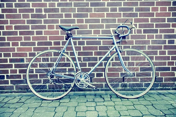 Bicicleta de carretera apoyada en una pared en la calle — Foto de Stock