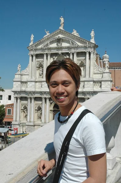 Venedik, İtalya 'da Santa Maria di Nazareth Kilisesi yakınlarında gülümseyen bir erkeğin dikey çekimi. — Stok fotoğraf