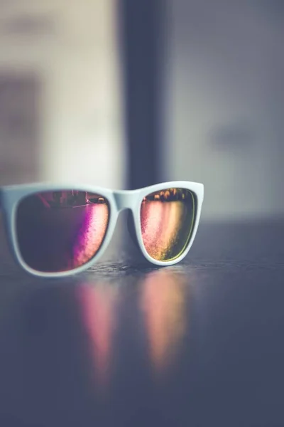 선택적으로 밝은 배경 과 테이블에 흰색 선글라스를 클로즈업 사진 — 스톡 사진