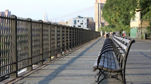 Blízký záběr lavic u kovového plotu s rozmazaným pozadím ve dne — Stock fotografie