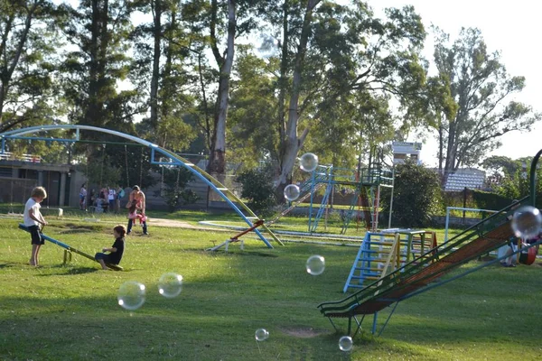 Мыльные Пузыри Игровой Площадке Зеленым Контекстом — стоковое фото