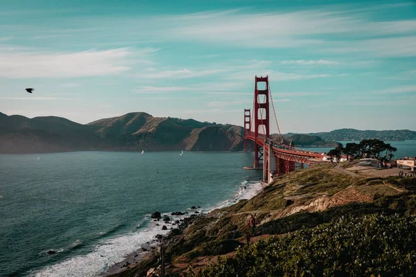 Brede opname van de Golden Gate Bridge tussen San Francisco Bay en de Stille Oceaan — Stockfoto