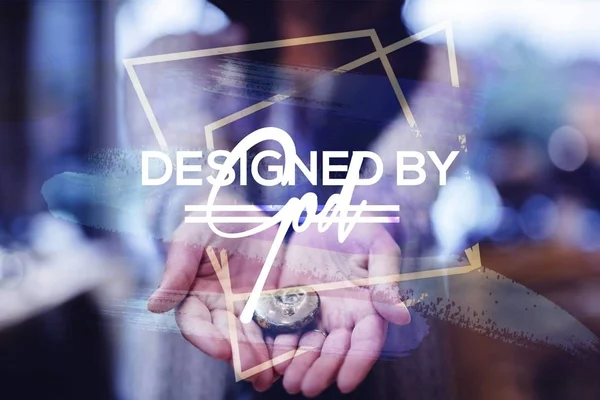 Detailní záběr rukou člověka držícího mušli se slovy "Designed by God" upravenými — Stock fotografie