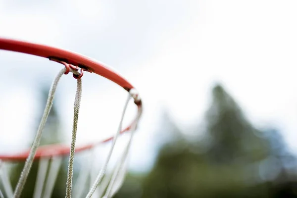 Close shot of a basketball hoop with a blurred background — Stock Photo, Image