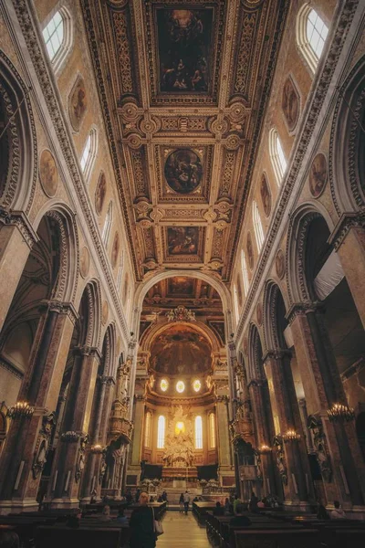 Nízký úhel záběru stropu Neapolské katedrály s řezbami v Itlay — Stock fotografie