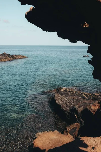 Egy Függőleges Felvétel Strandról Sziklaképződményekkel Egy Napos Napon — Stock Fotó