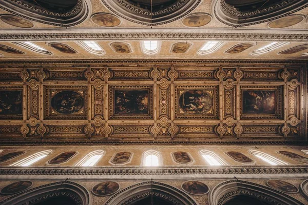 Baixo ângulo tiro do teto com belas imagens em um edifício na Itália — Fotografia de Stock