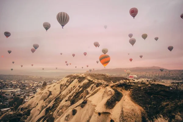 Disparo horizontal de globos de aire caliente y colinas altas durante el día — Foto de Stock