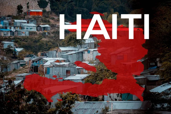 Scatto paesaggistico di piccole case ad Haiti con il contorno della mappa rossa e la scritta "Haiti" sulla foto — Foto Stock