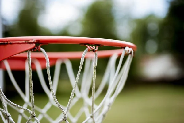 Close shot van een basketbalring met een wazige achtergrond — Stockfoto