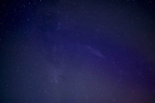 Прекрасний знімок блакитного неба, наповненого зірками в нічний час — стокове фото