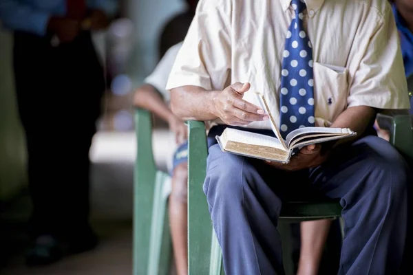 Plan rapproché d'un homme retournant les pages du livre avec un fond flou — Photo