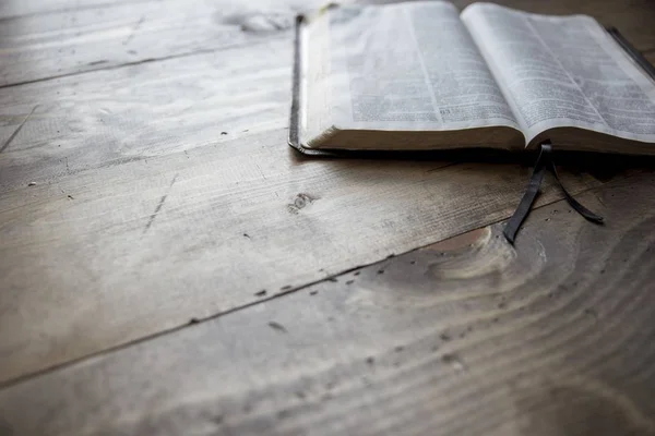 Nahaufnahme eines offenen Buches auf einem Holztisch — Stockfoto