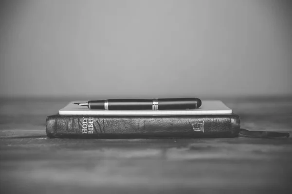 Fechar tiro de um caderno com uma caneta-tinteiro em cima em preto e branco — Fotografia de Stock