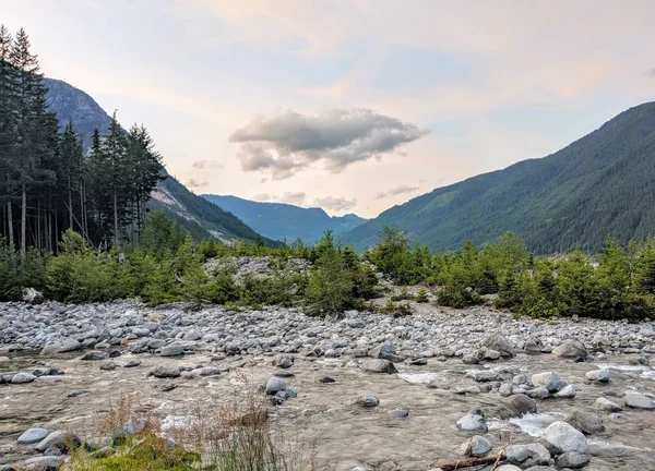 Landschaftsaufnahme einer felsigen Berglandschaft mit Bergen im Hintergrund — Stockfoto