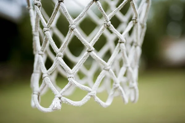 Close shot van een basketbal hoepel net met een wazige achtergrond — Stockfoto