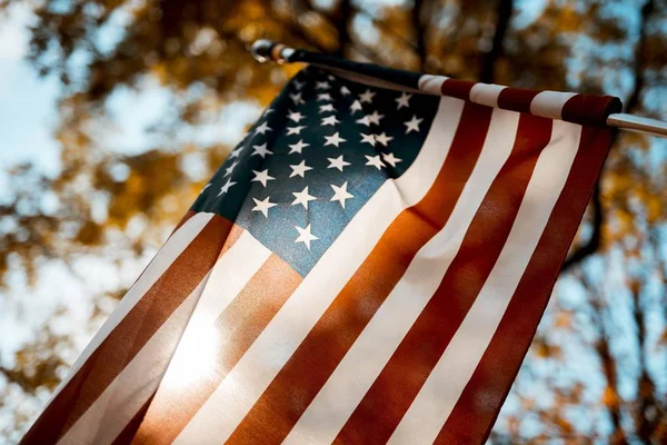 Birleşik Devletler bayrağı bulanık bir arka planda alçak bir açıdan çekilmiş. — Stok fotoğraf