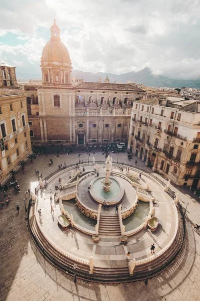 イタリアのパレルモの茶色の大聖堂の前に集まる人々の高い角度のショット — ストック写真