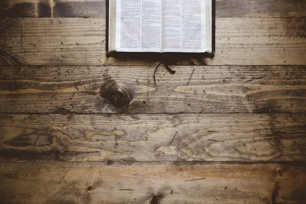 Împușcat deasupra capului unei cărți deschise pe o suprafață de lemn — Fotografie, imagine de stoc
