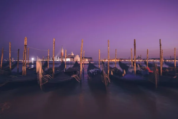 Широкий знімок чорно-коричневих човнів у воді ввечері — стокове фото