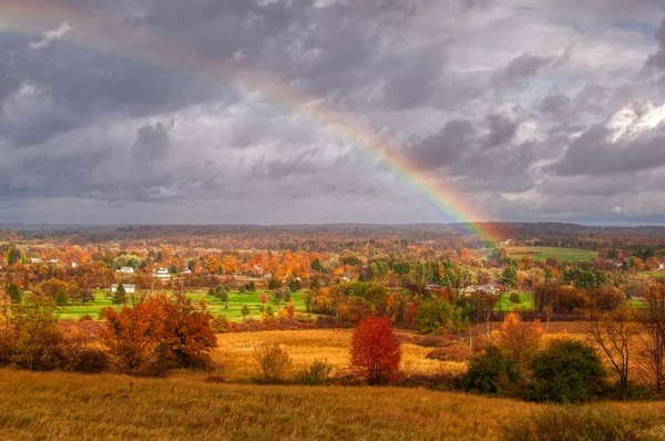 Belo arco-íris duplo sobre o campo rural durante o pôr do sol no noroeste da Pensilvânia — Fotografia de Stock