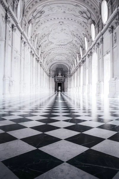 Black and white shot of a beautiful building with sculptures and a chess floor — Stock Photo, Image