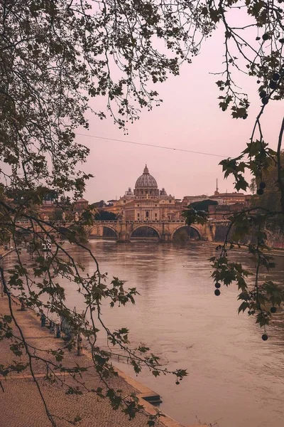 Bel colpo verticale di una cupola di cemento grigio vicino all'acqua a Roma, Italia — Foto Stock