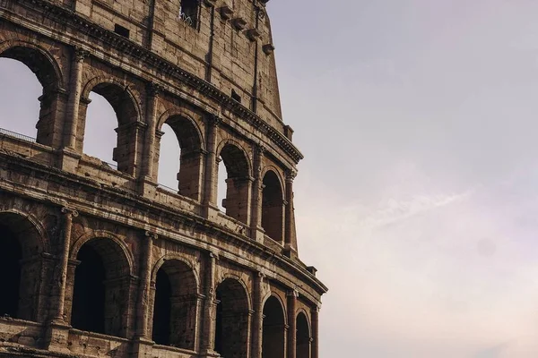 Alacsony szögű szürkeárnyalatú felvétel a Colosseum Róma, Olaszország alatt a gyönyörű ég — Stock Fotó