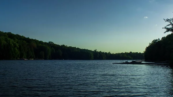 Paysage d'une rivière avec un bateau amarré et le ciel en arrière-plan — Photo