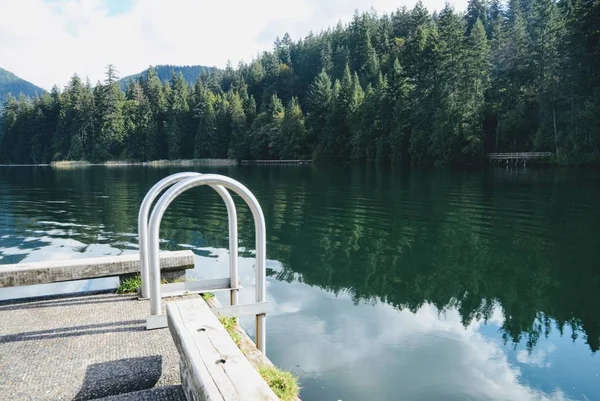 Una Toma Enfocada Una Escalera Baño Lago Tranquilo Durante Día —  Fotos de Stock