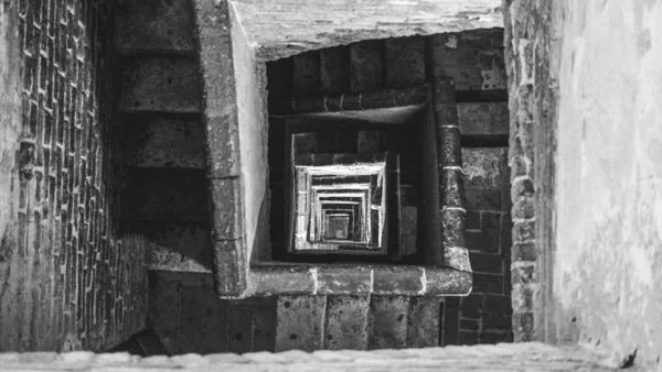 Сірий знімок спіральних сходів вдень — стокове фото