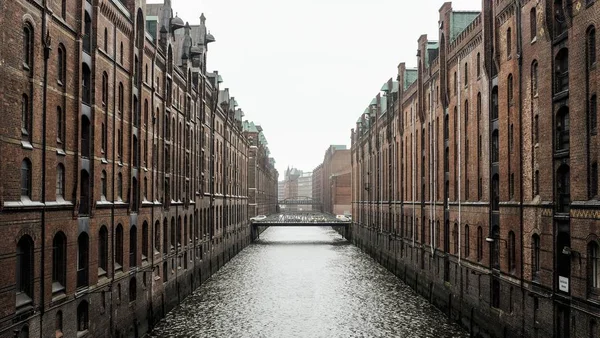 Corpo d'acqua tra edifici in calcestruzzo marrone ad Amburgo, Germania durante il giorno — Foto Stock