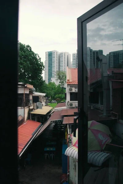 シンガポールのカランに赤い屋根のある郊外の家の窓から垂直撮影 — ストック写真