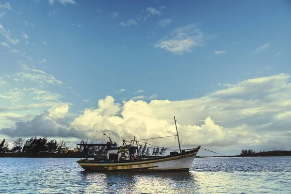 Горизонтальный снимок спокойного водоема с лодкой, плывущей по нему — стоковое фото