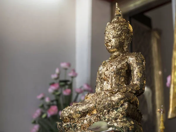 Detailní záběr zlaté, opotřebované sochy Buddhy v chrámu — Stock fotografie
