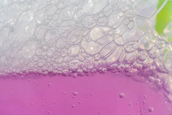 泡のあるピンクの液体物質の閉鎖ショット — ストック写真