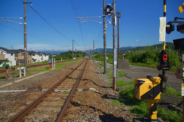 Fotografia horizontal de uma estrada de ferro rural japonesa durante o dia — Fotografia de Stock