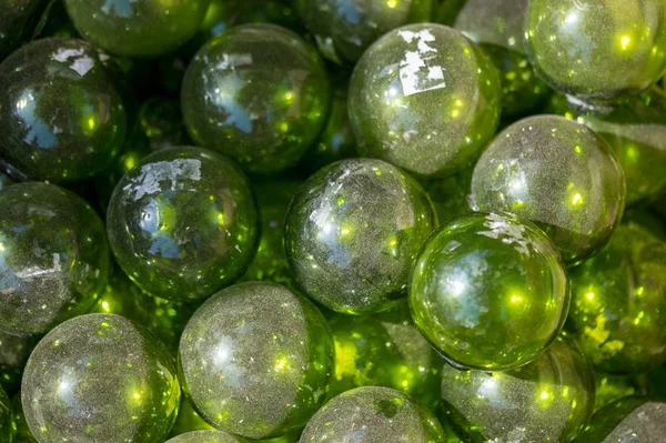 Gros plan des boules de verre vert — Photo