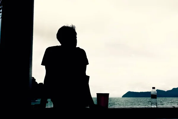 Selektywne ujęcie mężczyzny w sylwetce obserwującego morze o zmierzchu — Zdjęcie stockowe