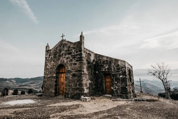 Fotografía horizontal de una pequeña iglesia antigua en una montaña —  Fotos de Stock