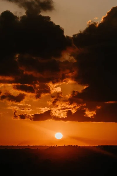 Vue verticale de l'horizon pendant l'heure dorée du coucher du soleil — Photo