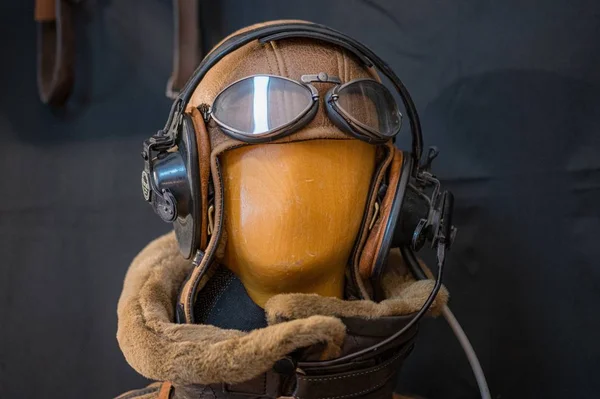 Closeup selective shot of a mannequin head with aviator hat, goggles and headphones — Stock Photo, Image