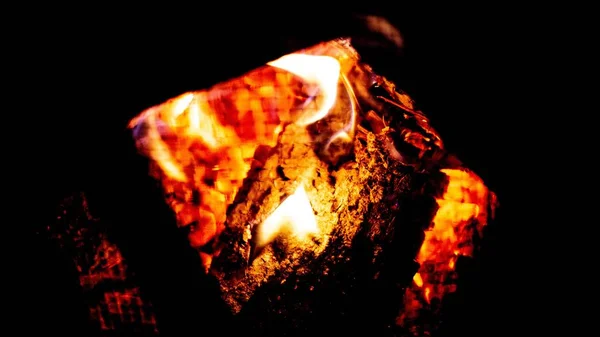 Крупный план яркий выстрел сухой древесины горит в камине — стоковое фото