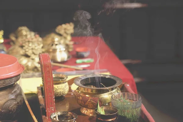 Gros plan d'un bol bouddhiste religieux fumant de l'encens pendant un rituel — Photo