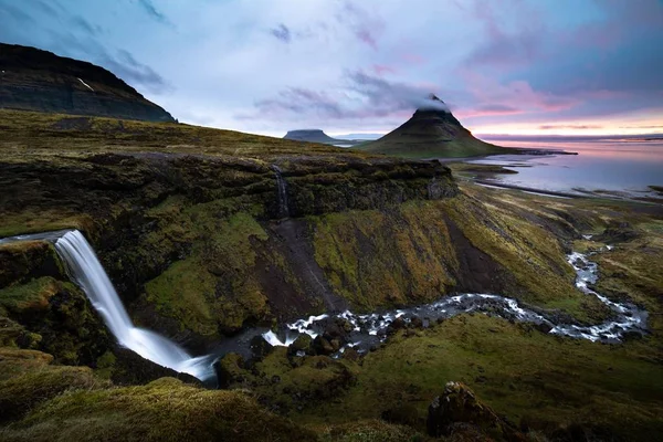 Ujęcie krajobrazu wodospadu płynącego z góry do małej rzeki — Zdjęcie stockowe