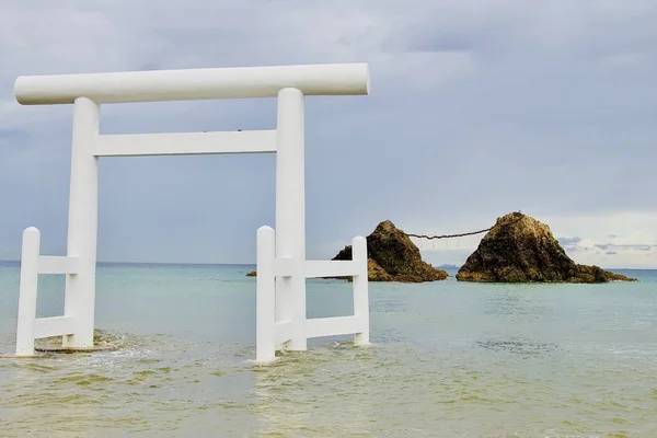 背景に崖が見える糸島ビーチの日本の白い門の選択的ショット。 — ストック写真